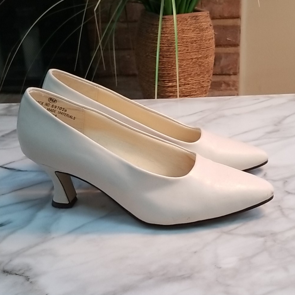 Romanelli Off-White Pumps Size 8